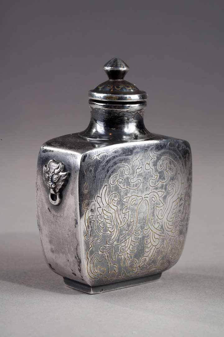 Silver snuff bottle incised in each face with fenghuang  - Mash in the shoulder